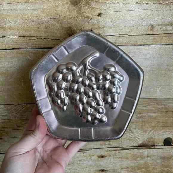 Vintage West Bend Copper Grapes Pentagon Shaded Jello Mold - Kitchen Decor - Picture 1 of 6